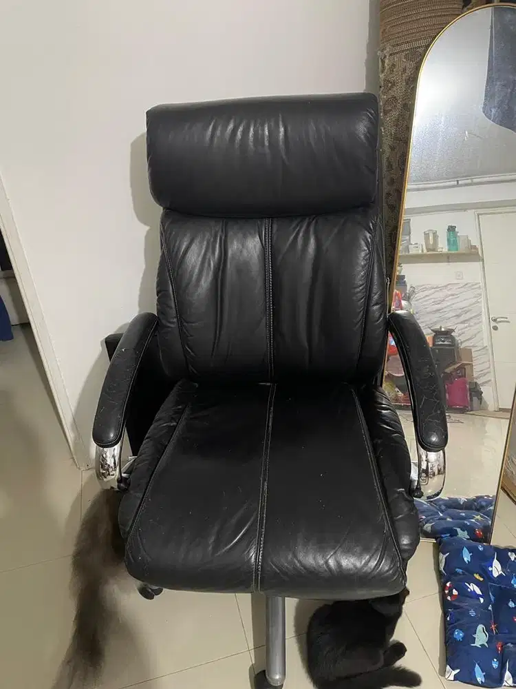 Kursi kantor jok kulit