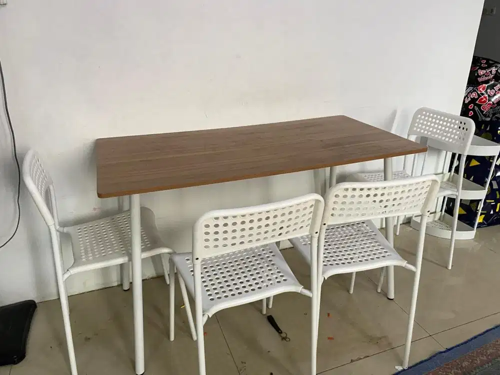 Dijual second meja makan+ 4 kursi (informa)