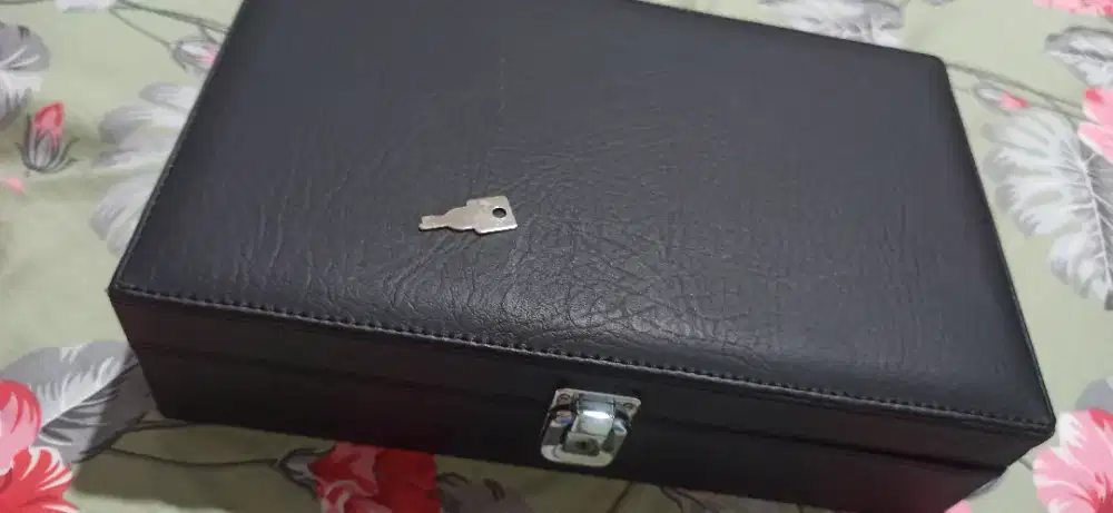 KOTAK TEMPAT JAM TANGAN