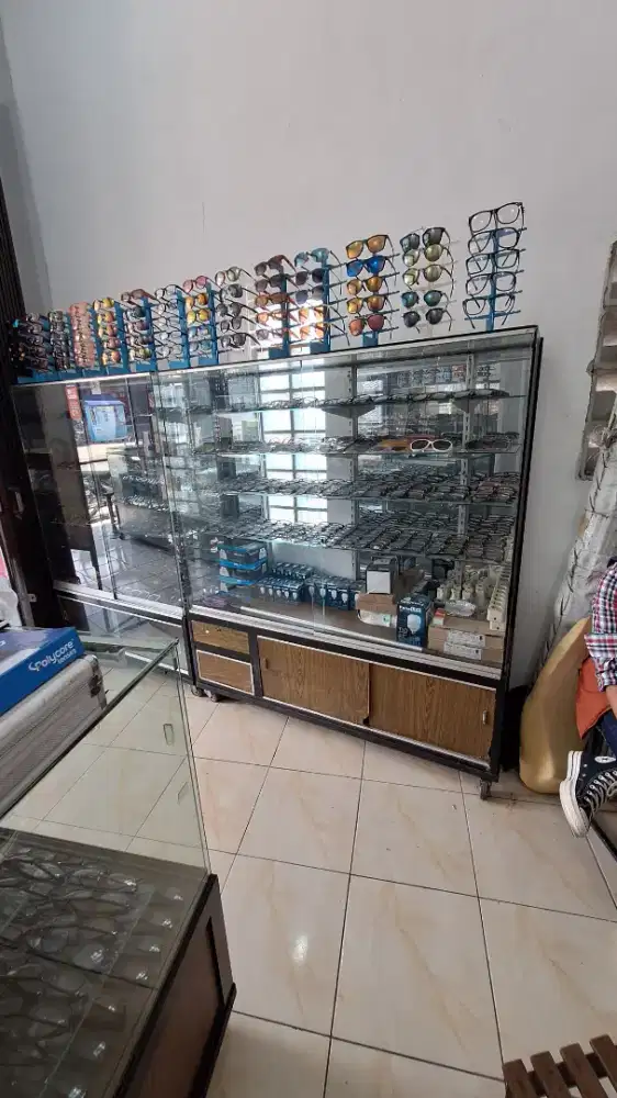Etalase bekas optik masih sangat layak pakai