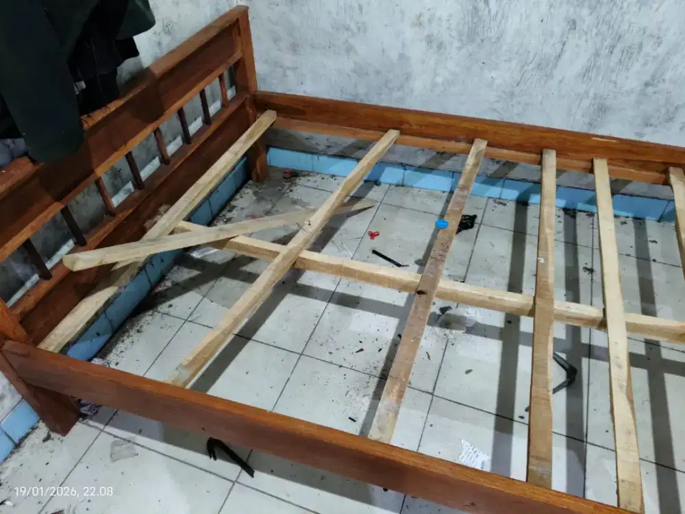 Dipan kayu bekas tidak pernah dipakai