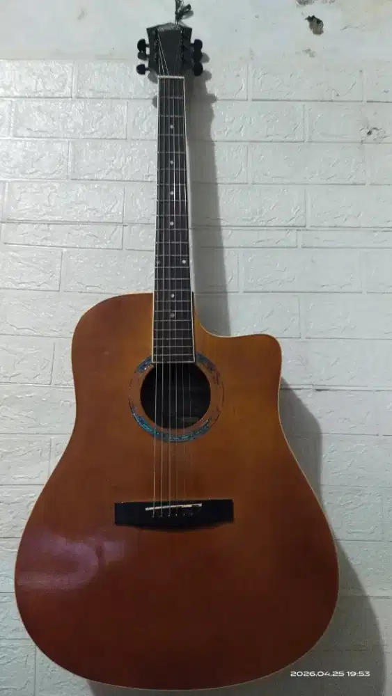 Gitar akustik sanjaya