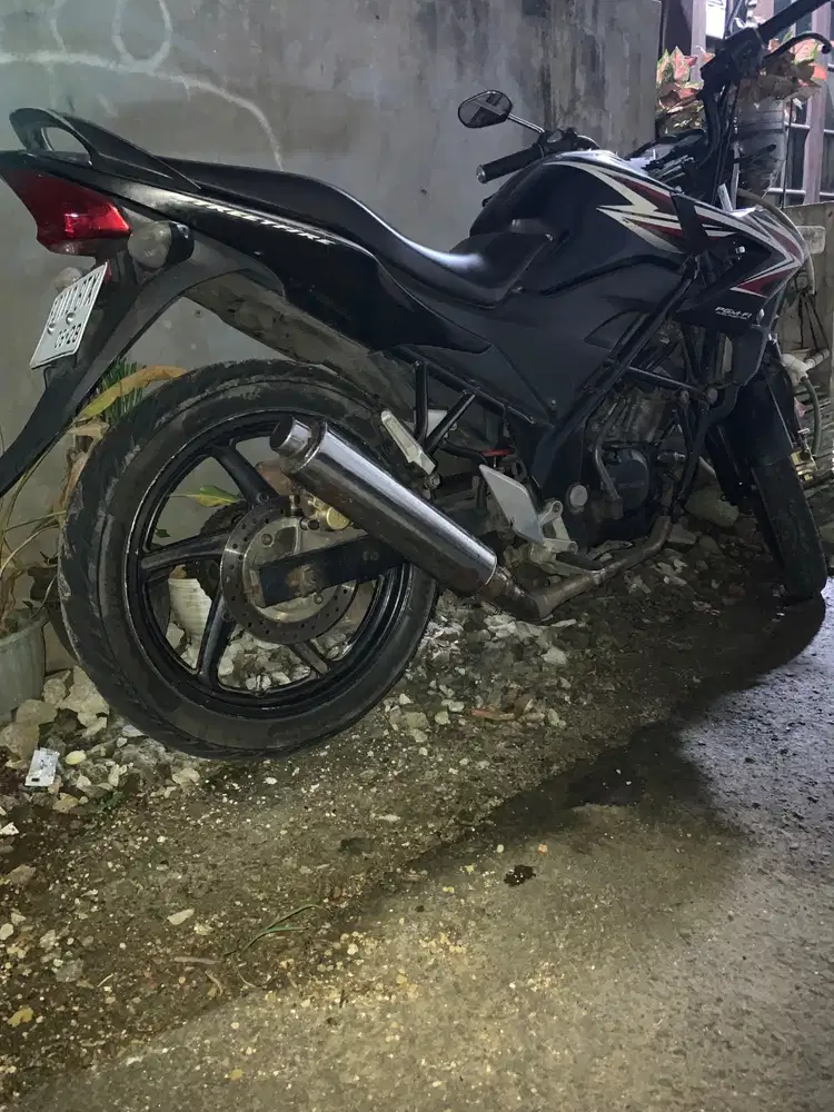Honda cb 150r old th 2013 warna hitam