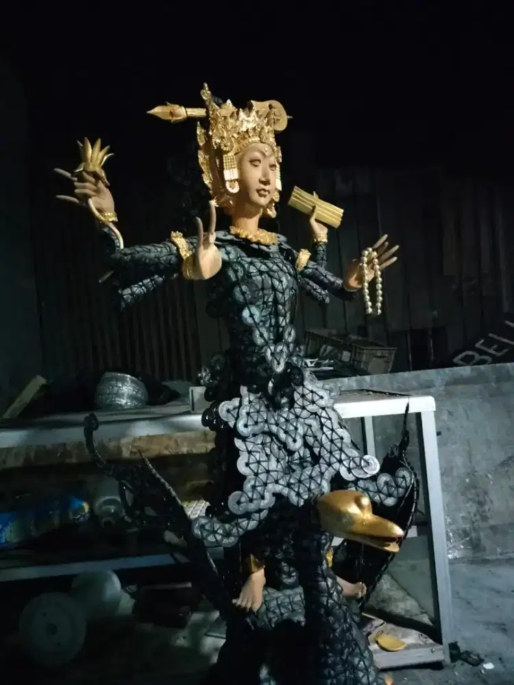 Patung coin cina karya Seniman bali