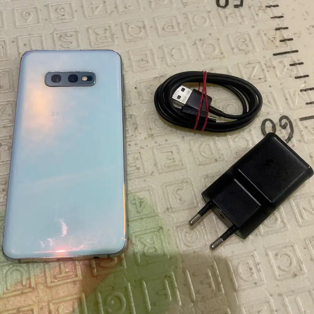 Samsung s10e ram 6 / 128 resmi hp charger aja