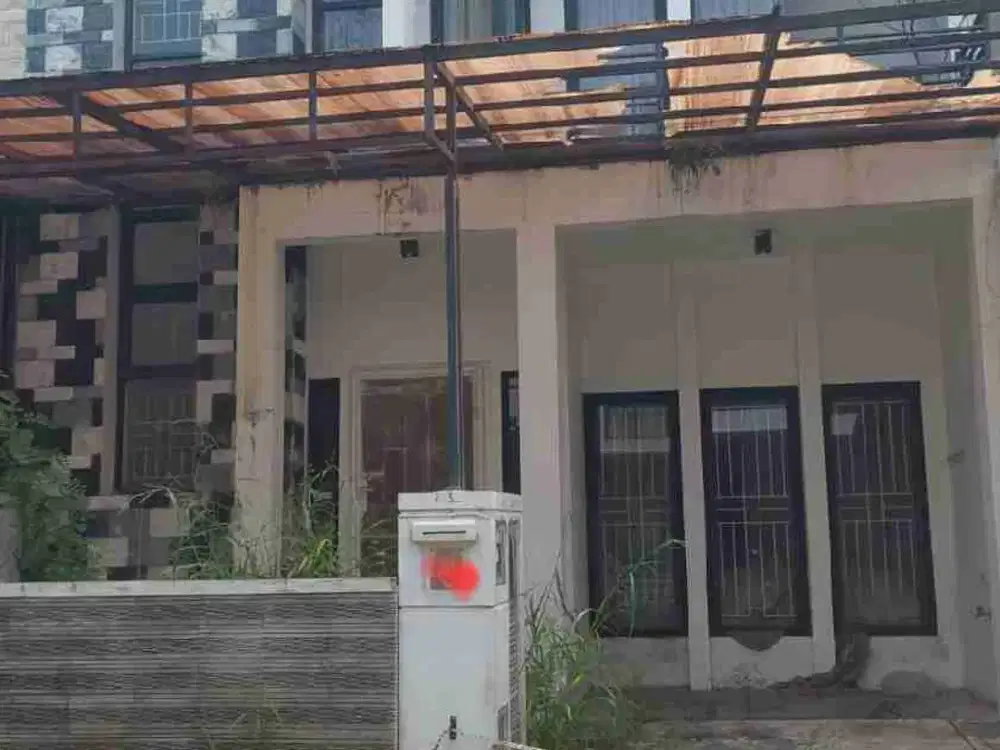 Rumah Emerald 2 lantai perlu renovasi harga murah di sektor 9