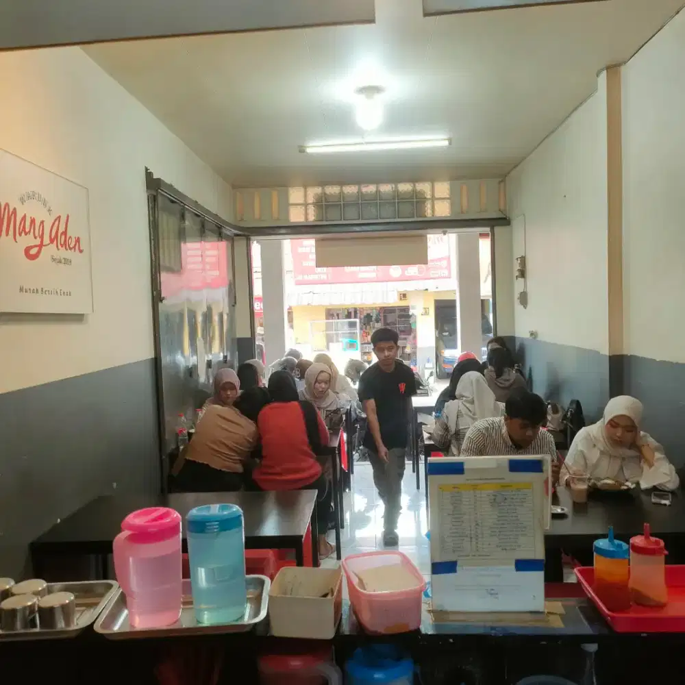 2 orang Pegawai Kantin