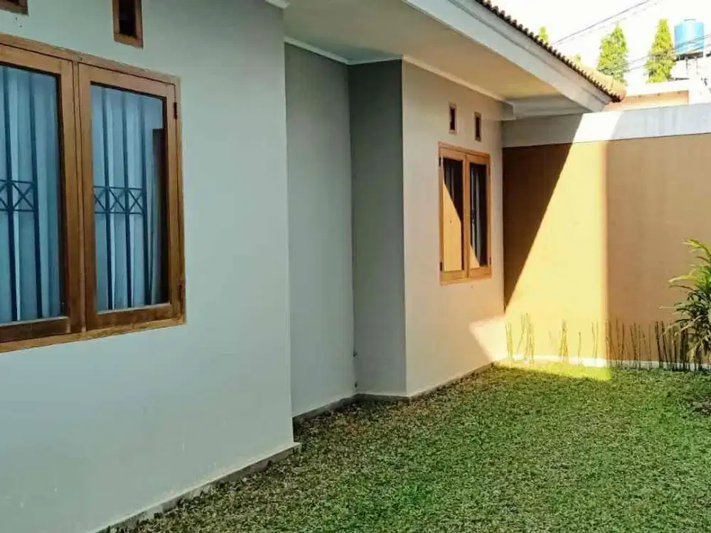 Disewakan 
Rumah Siap Huni 
CIGADUNG 

01. Luas tanah 278 m².
02. Luas bangunan 158 m².
03. Kamar tidur depan 3x3.
04. Kamar tidur tengah 3x3.
05. Kamar tidur utama 3,5x4.
06. Kamar mandi dalam 2x3 dengan kloset duduk dan wastafel.
07. Ruang tamu 3x4.
08.