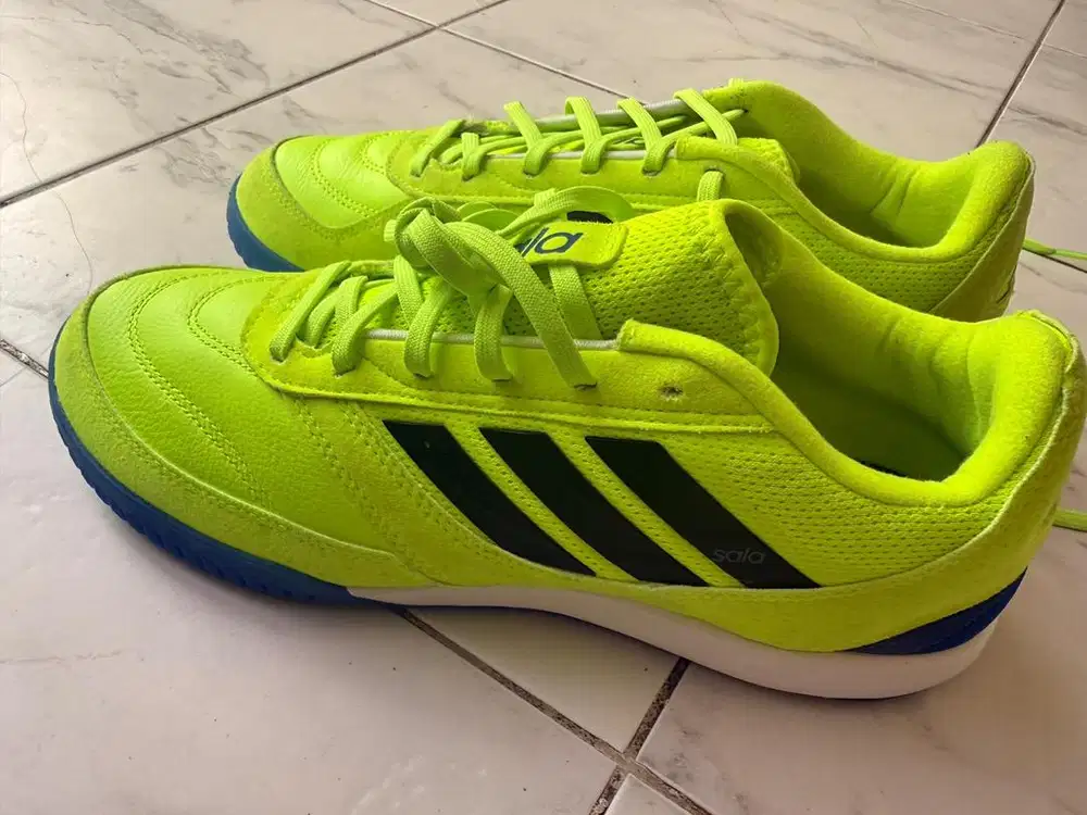 Sepatu futsal adidas