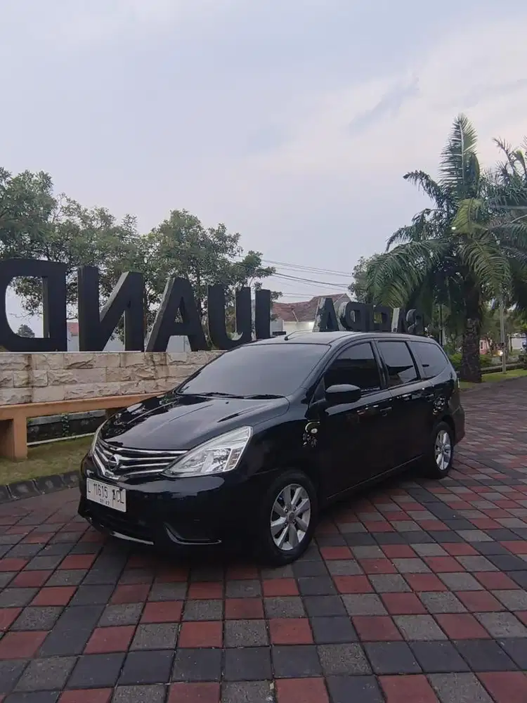 Nissan grandlivina 2013 matic hitam