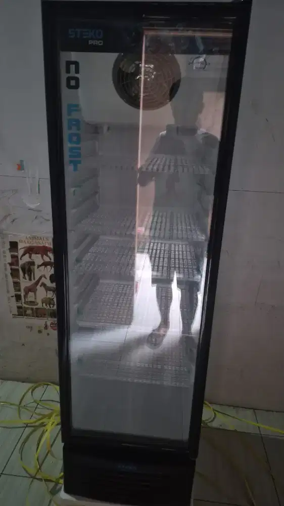 Showcase chiller merk steko 5 rak, isi 300 ltr baru sebulan