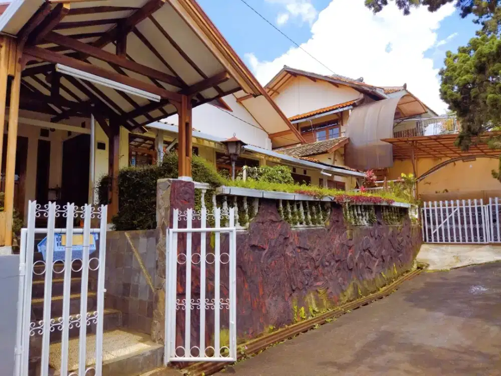 Rumah Luas Hitung Tanah di Sayap Dago Bandung Utara