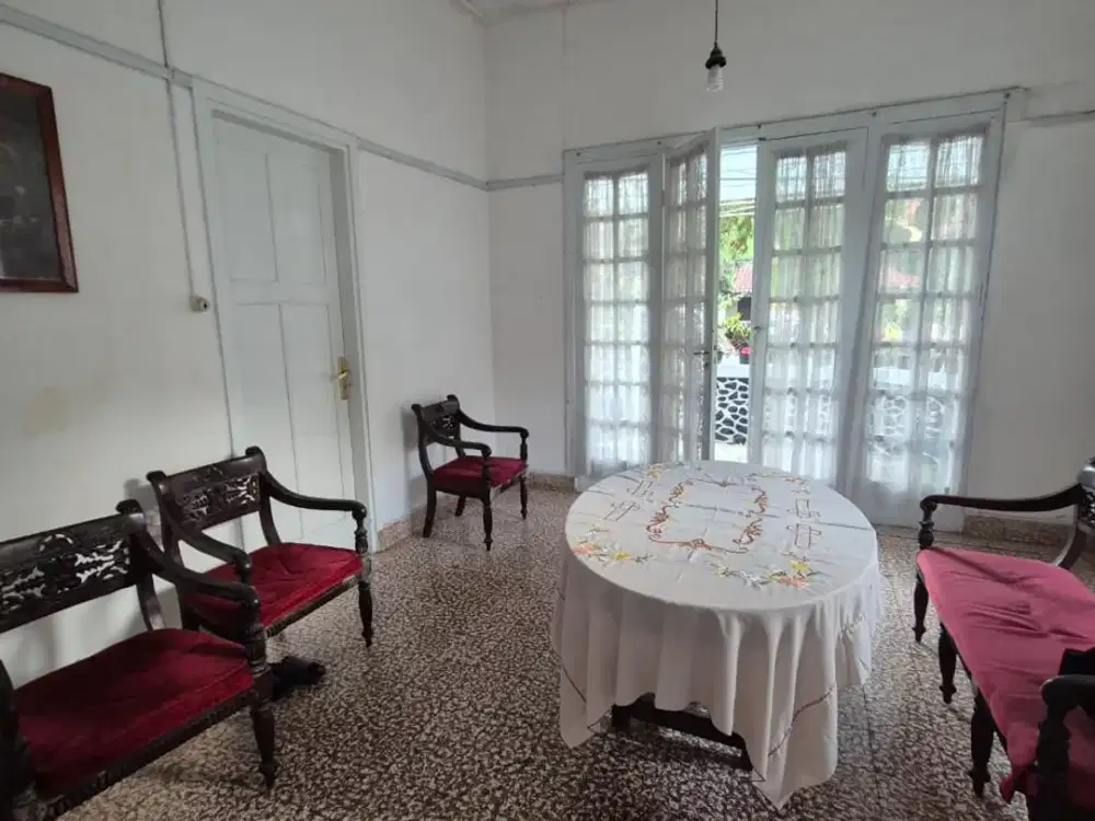 Rumah Bangunan Lama Strategis Cocok Usaha di Sayap Riau Bandung