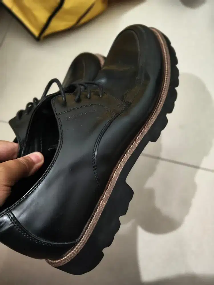 Sepatu pantovel Ombermain