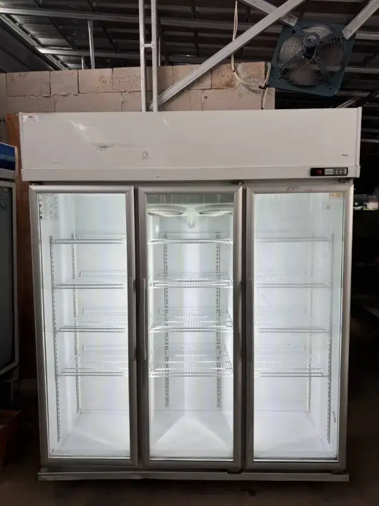 Showcase 3 Pintu
Kapasitas 1130L
Rak ada 12 unit ( Baru )

Mesin Ori