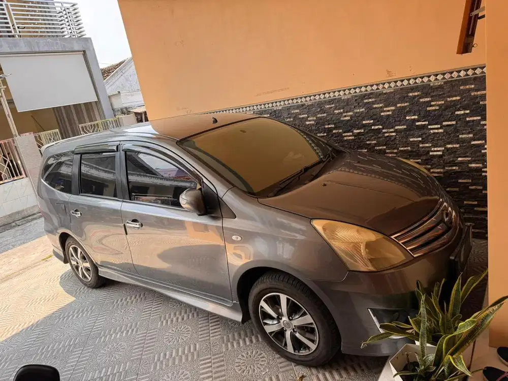 DIJUAL NISSAN GRAND LIVINA 2013