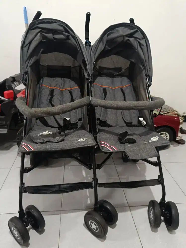 Stroller kembar warna abu