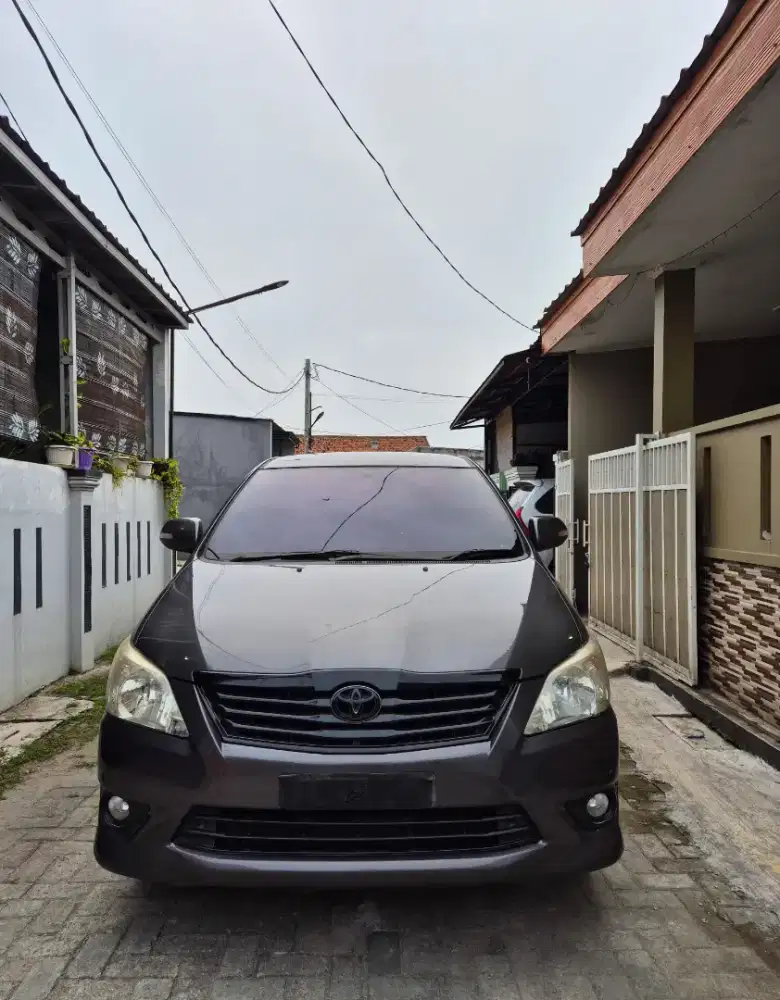 Innova V AT 2.0 Unit Excellent A+ low km