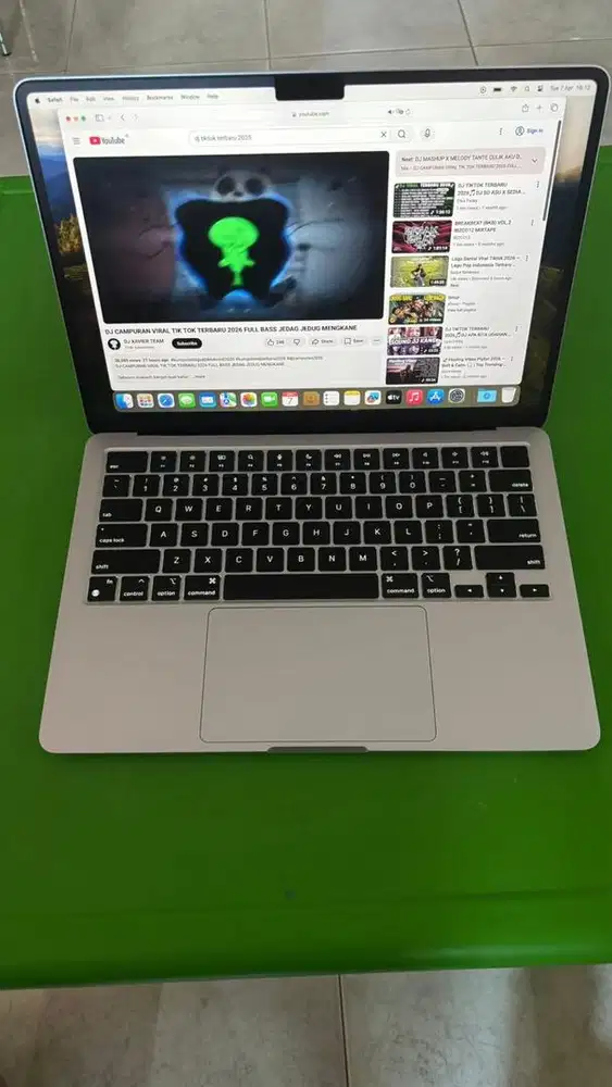 Macbook air m2  ram 8gb ssd 512gb 13 mulus