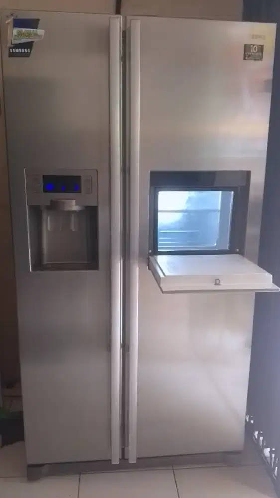 Kulkas side by side merek LG sudah digital  sudah ada mini bar nya