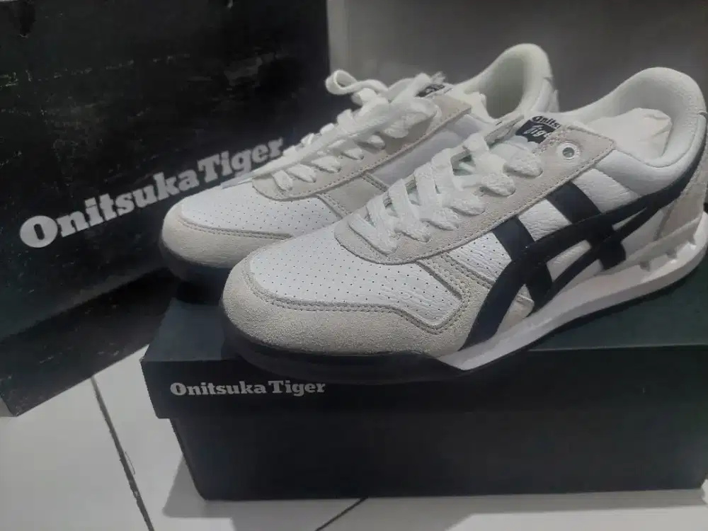 SEPATU ONITSUKA TIGER Ultimate 81 Ex White Black