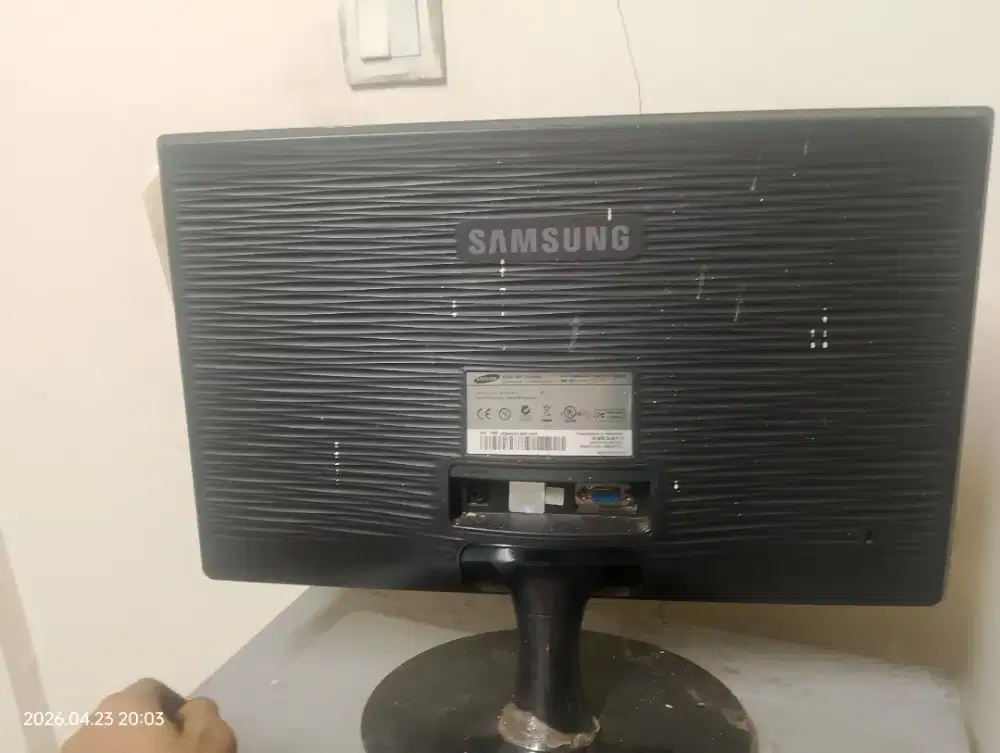 layar komputer bekas