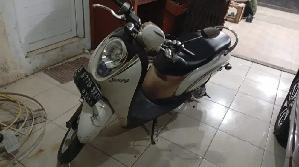 Scoopy putih 2011