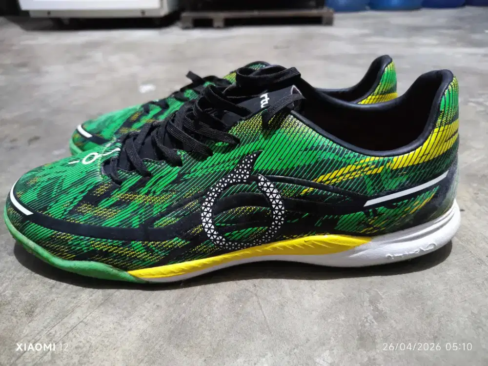 Sepatu futsal ortuseight