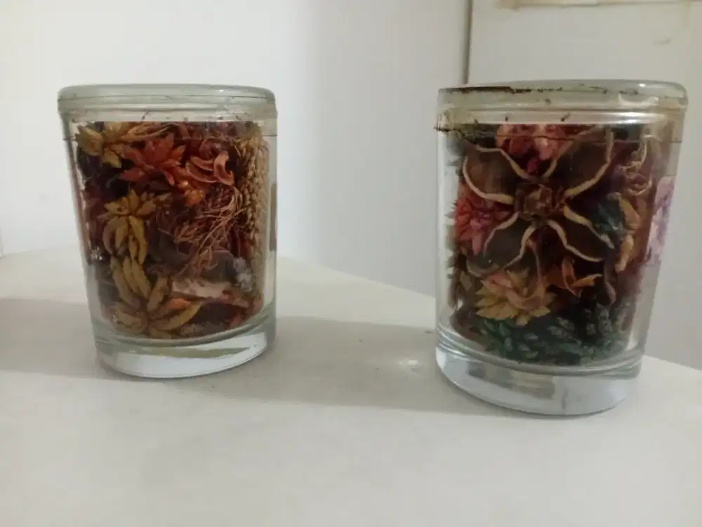 Dekorasi untuk tambahan kecantikan ruangan sekitar.