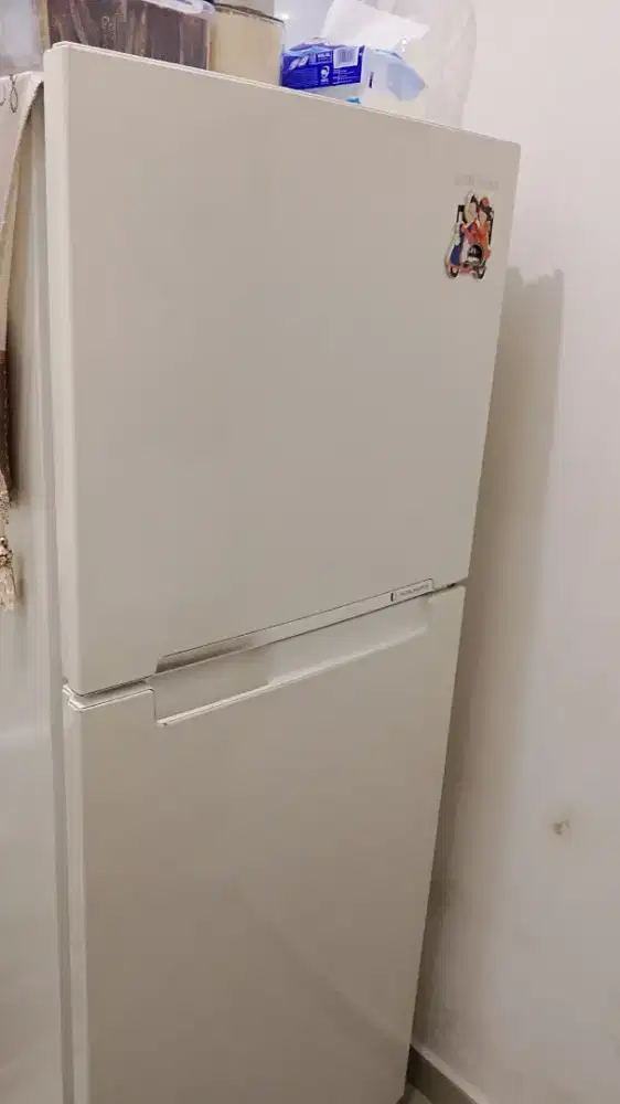 Lemari es merek Samsung