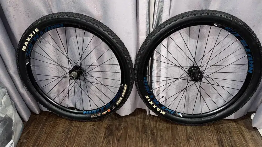 Wheelset MTB Nautilus 27,5 TA Boost termasuk Ban kevlar