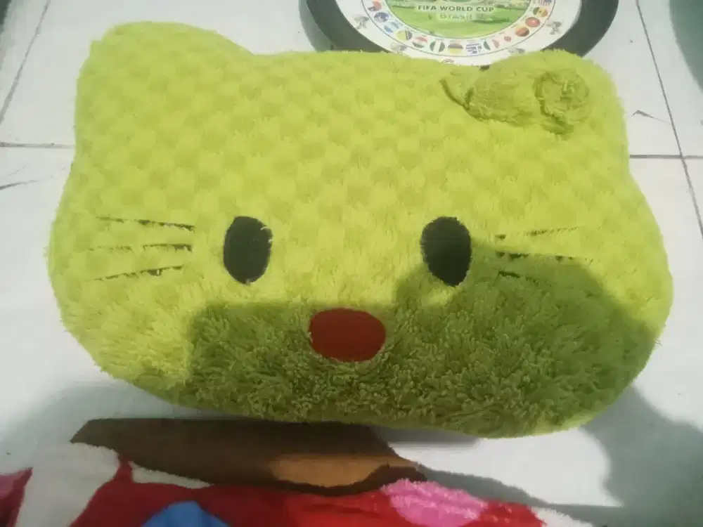 Bantal tebal warna hijau