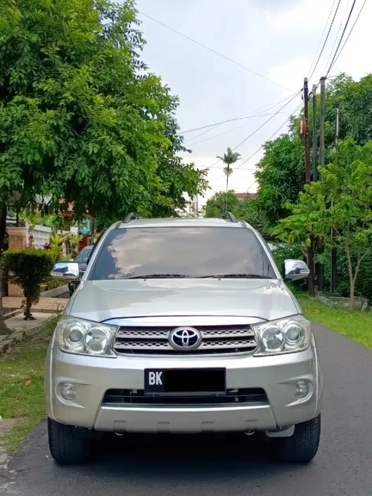 TOYOTA FORTUNER G AT LUXURY 2011 BENSIN