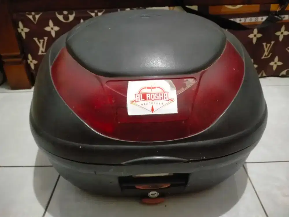 Box givi muat 2 helm