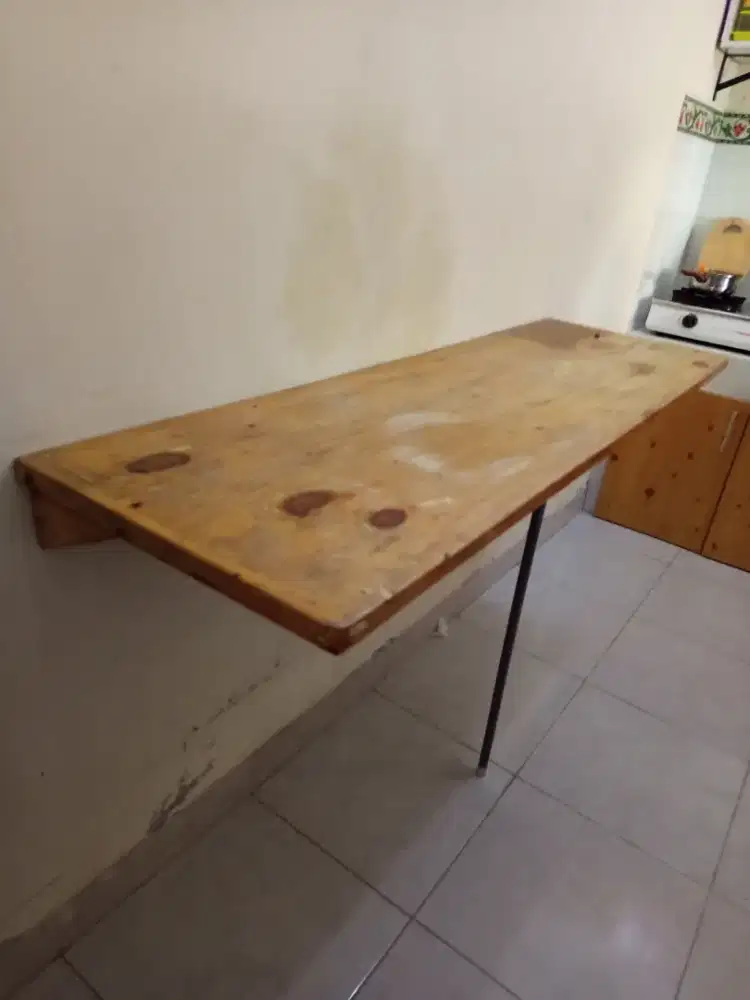 Meja kayu tempel dinding