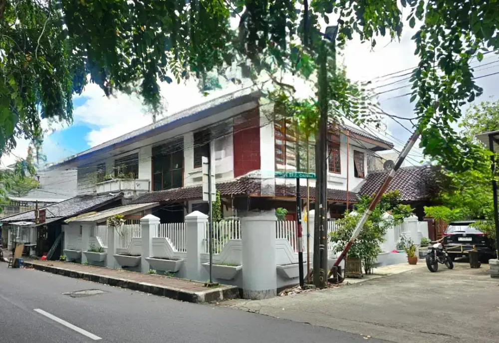 Rumah Hoek strategis,2 lantai