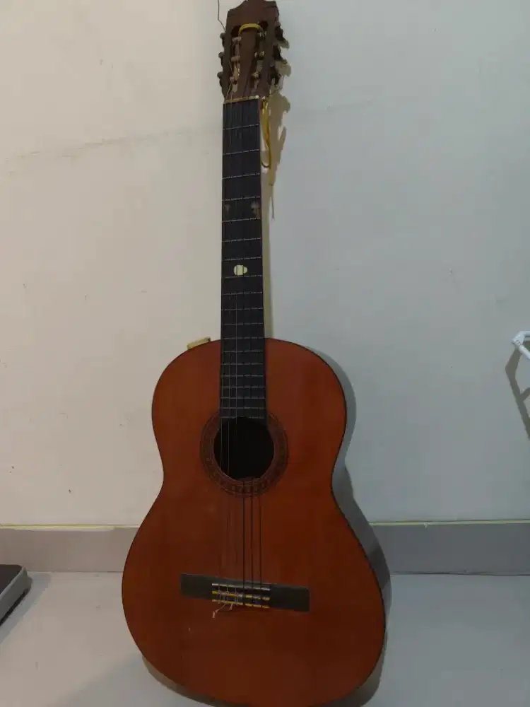 Gitar akustik Yamaha