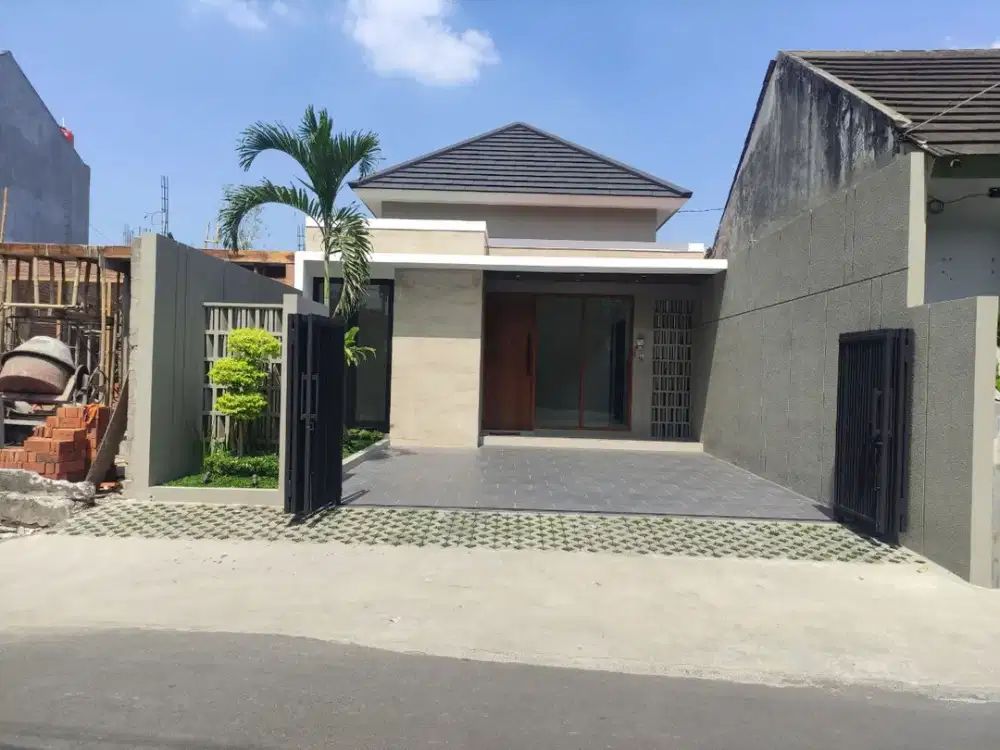 Rumah Modern Tropis dekat Gerbang Tol Purwomartani Kalasan
