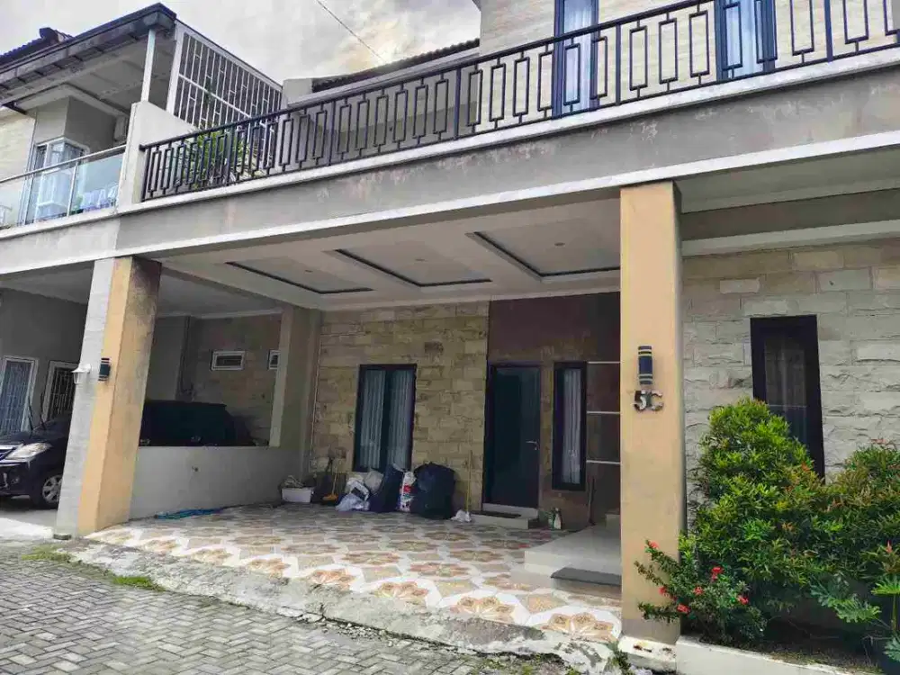 town house exclusive di solo kota dekat alila hotel dan solo Square