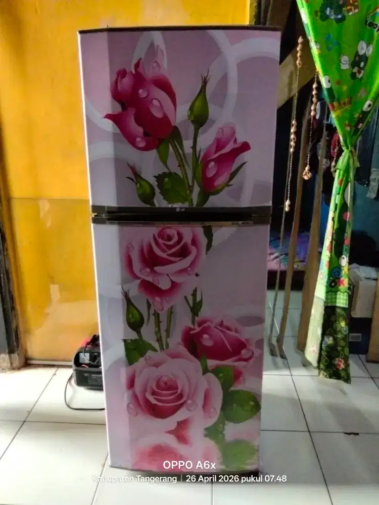 Kulkas 2 pintu merek LG kondisi normal tidak ada minus