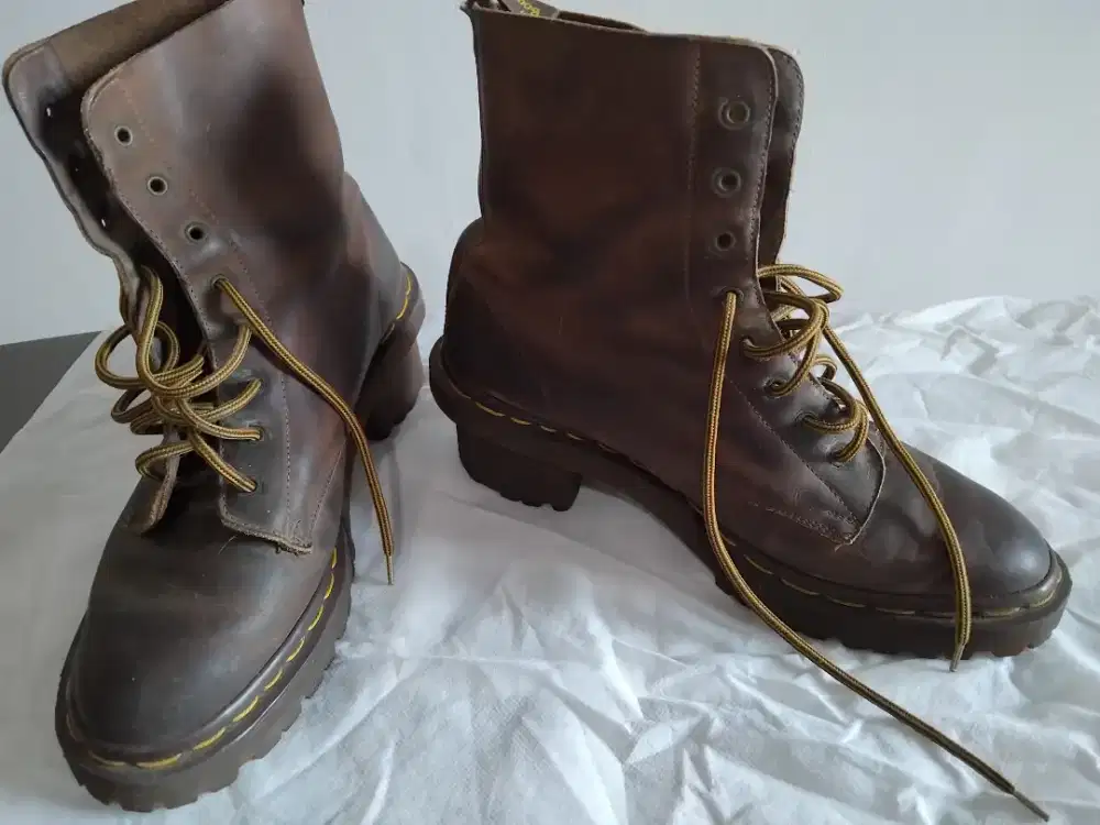 Sepatu kulit Dr Marten, made in England, ukuran 37