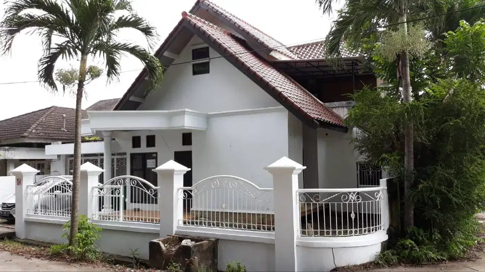 Dijual rumah dua lantai lokasi strategis tengah kota akses bandara