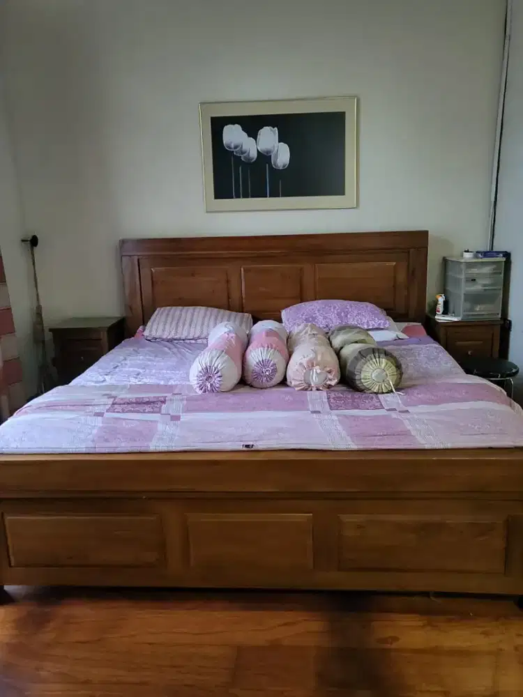 DIJUAL CEPAT DIPAN JATI DAN 2 MEJA NAKAS + SPRING BED