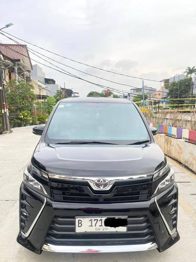 Toyota Voxy 2019 A/T