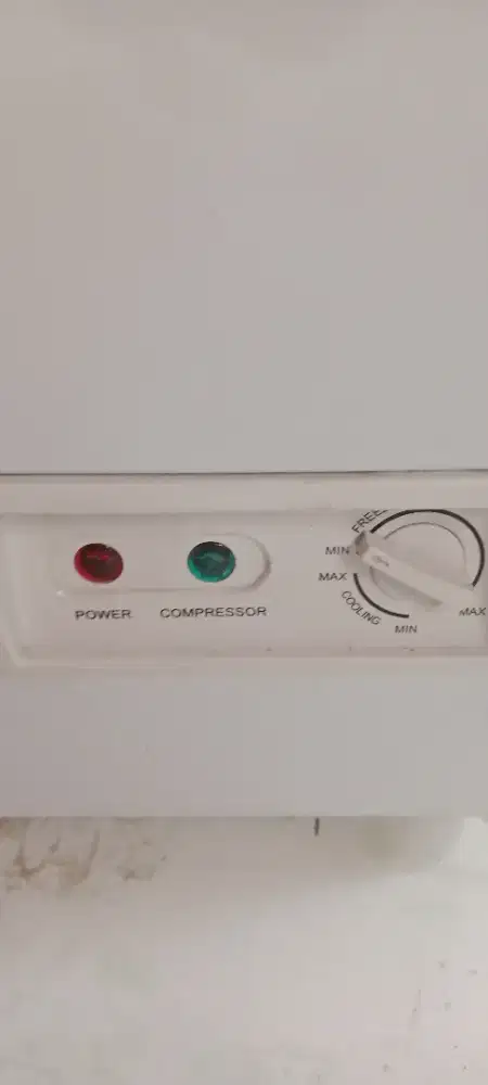 Dijual modena freezer