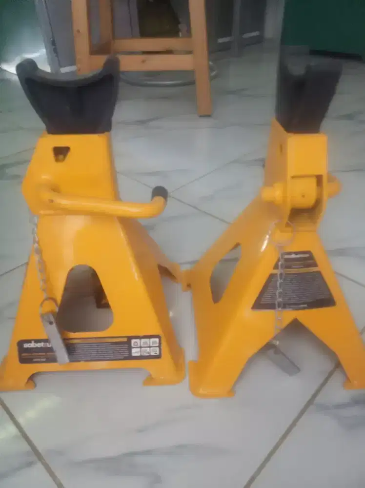 Jadiin duit aja di jual cepat 2 buah jackstand kondisi masih bagus