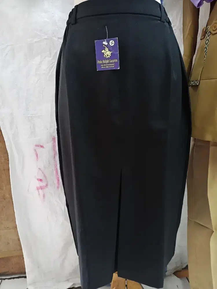 Rok kantor ada saku.