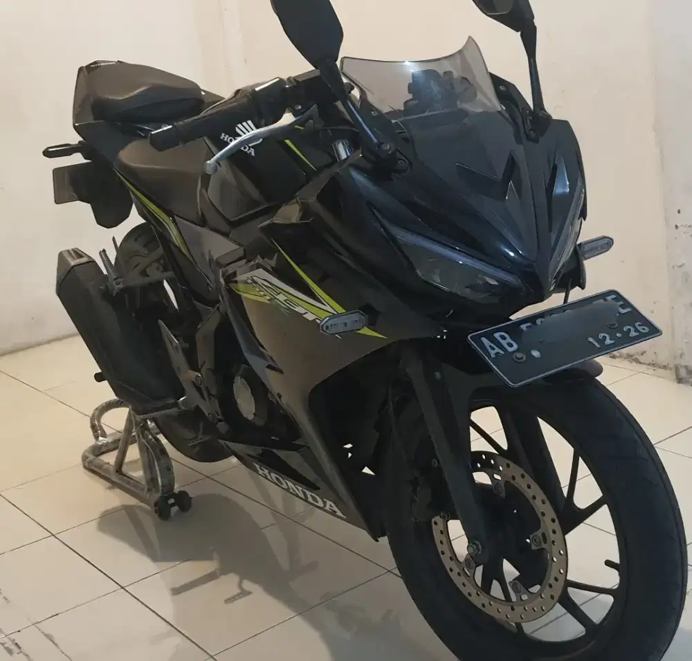 Honda CB 150R low km hitam
