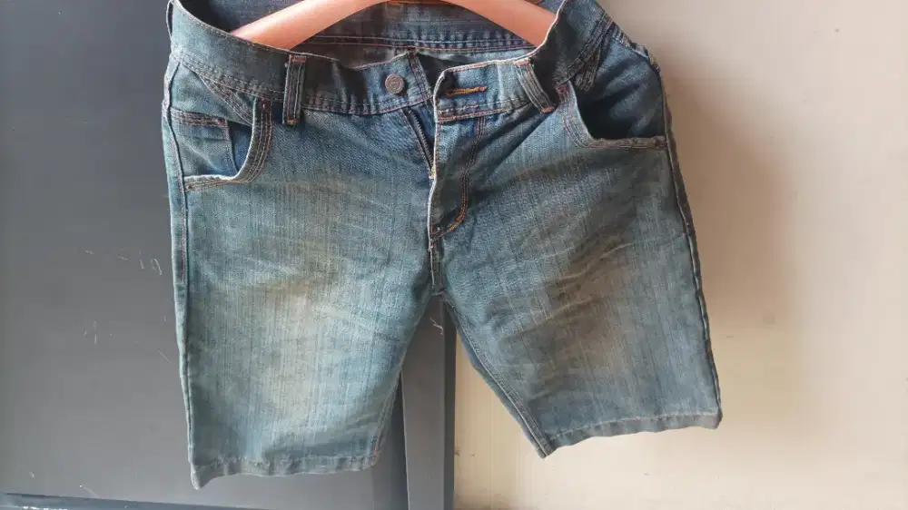 Celana pendek jeans