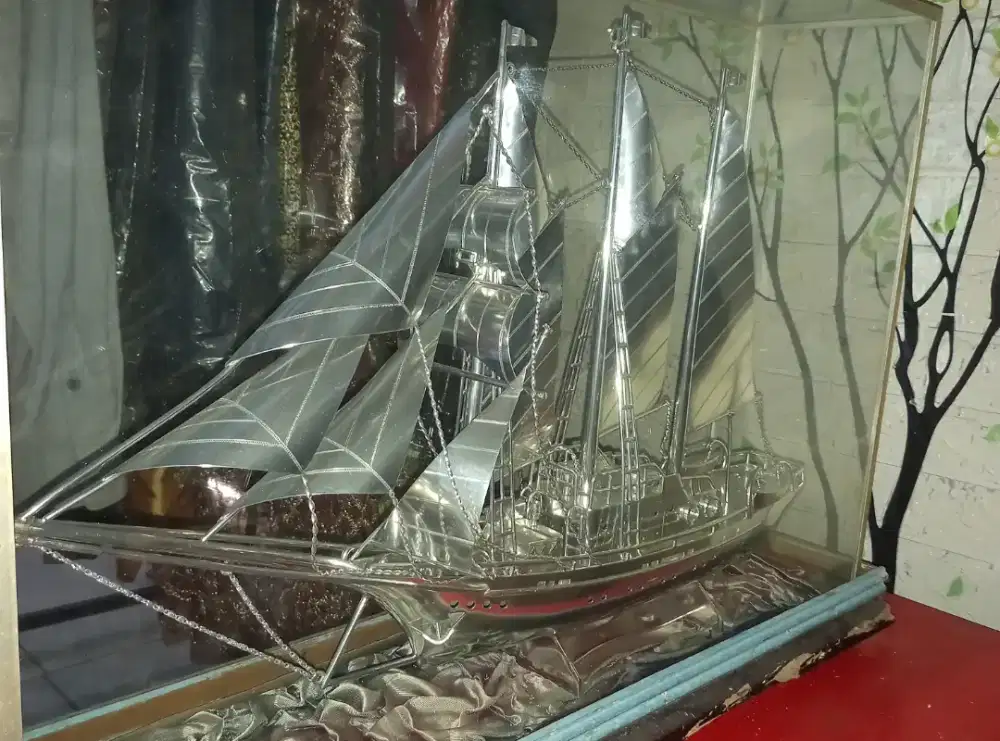 MINIATUR KAPAL LAYAR